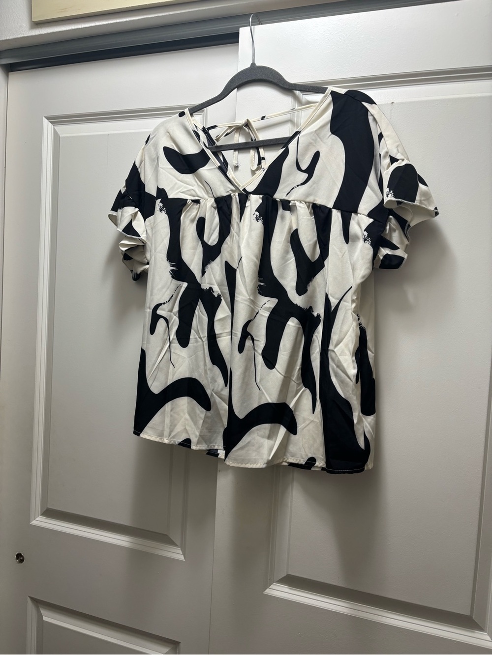 SHEIN Black and White Abstract Flutter Sleeve Top